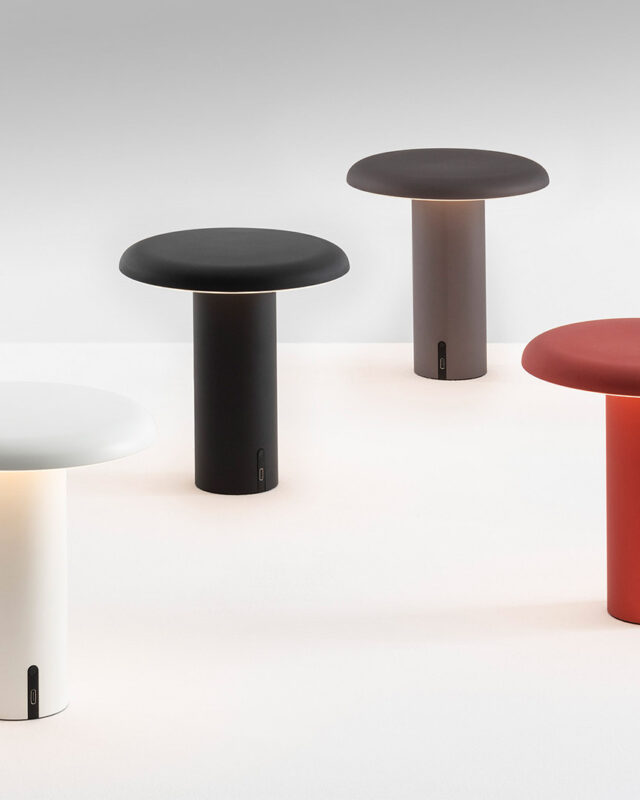 Lámpara Takku de Artemide portátil y recargable con diseño minimalista.