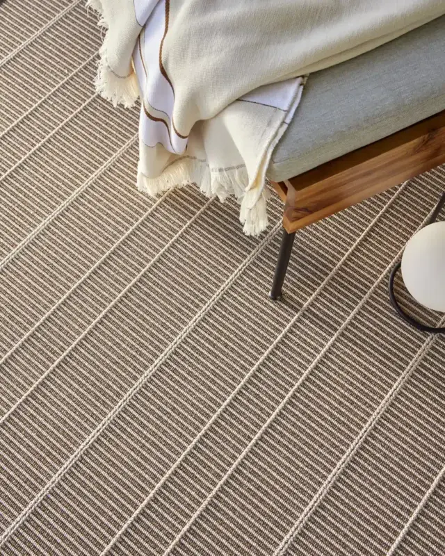 Alfombra Lyra de Rols con diseño contemporáneo y textura elegante.