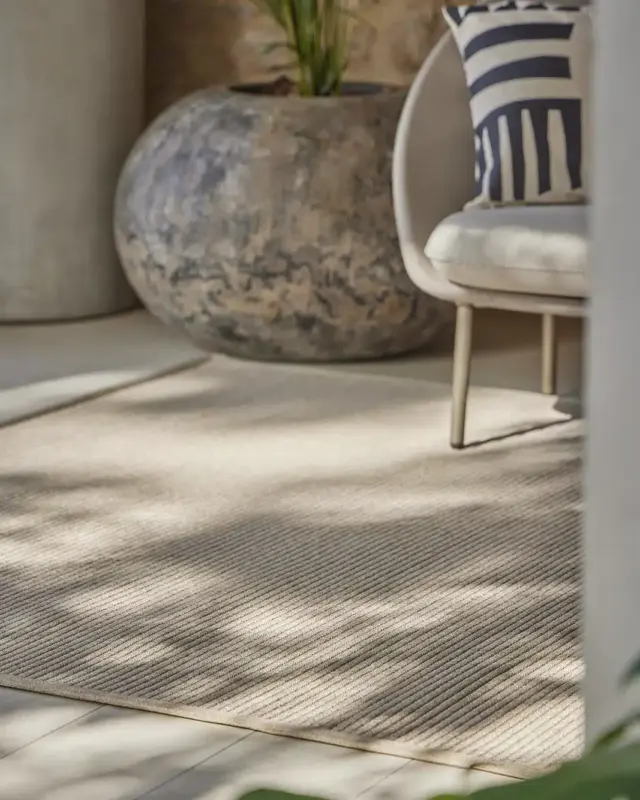 Alfombra Maya de Rols con diseño contemporáneo y textura decorativa.