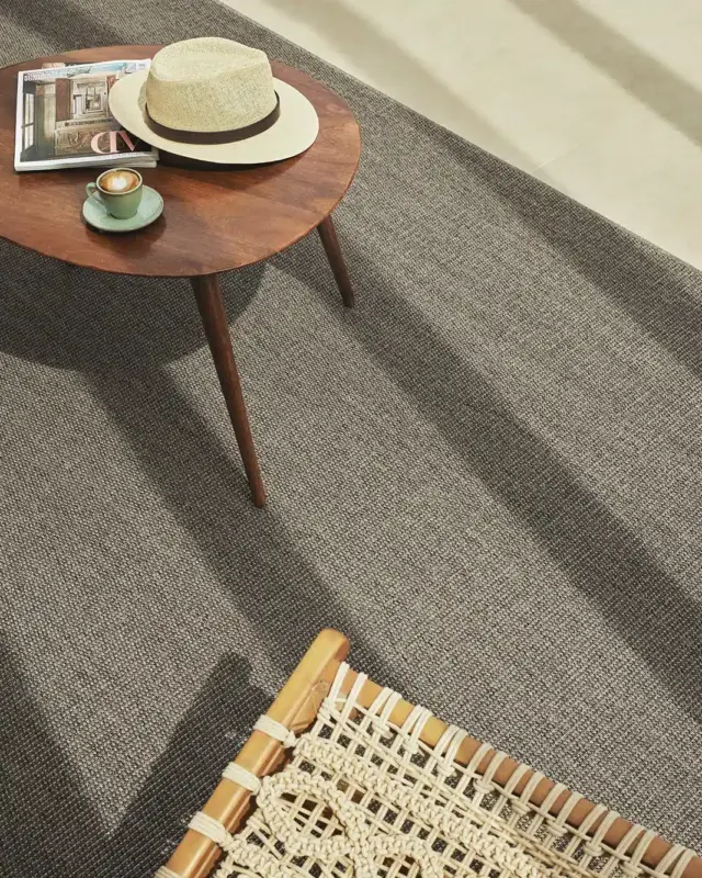 Alfombra Palma Rock de Rols con diseño contemporáneo y textura natural.