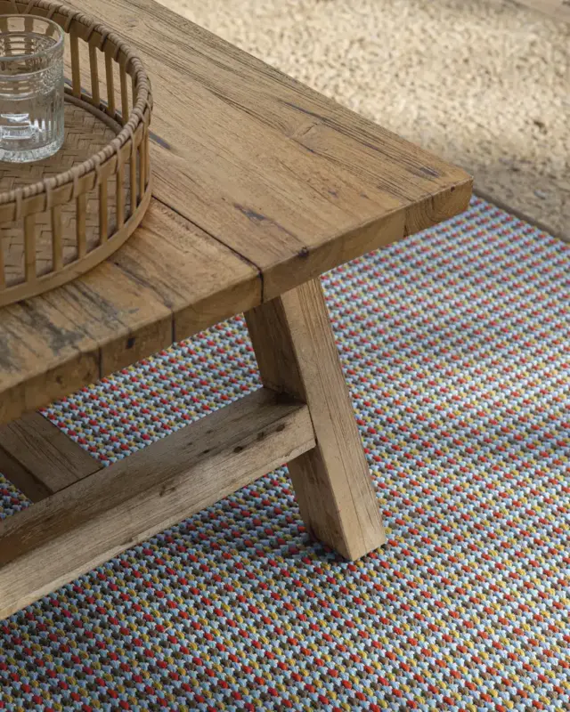 Alfombra Strata de Rols fabricada en PET reciclado con diseño inspirado en las capas de la tierra.