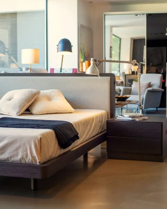 Cabezal Sigma y aro Orsay de Besform, acabado Roble Vulcano y tapizado Libra 18