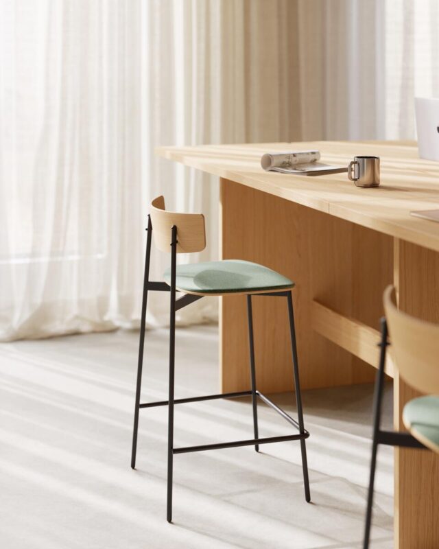 Taburete Kol de Treku en madera natural, estructura metálica y asiento tapizado