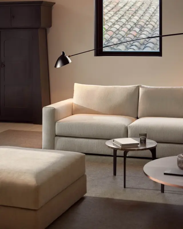 Sofá Front en versión base a suelo, en ambiente de salón y telas beige claro