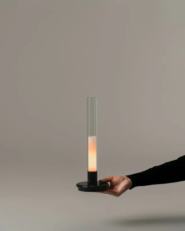 Lámpara portátil Sylvestrina de Santa & Cole con diseño minimalista y luz regulable.