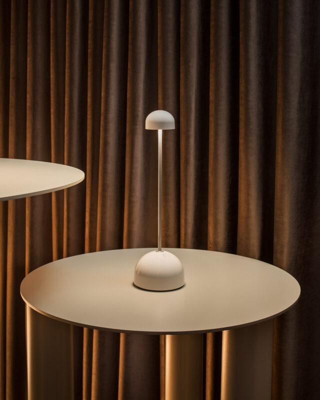 Lámpara portátil Sips de Marset para mesa con luz directa y diseño minimalista.