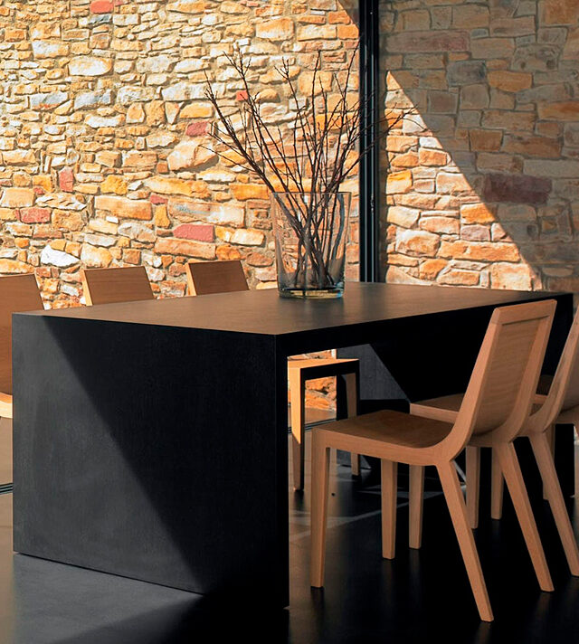 Mesa Closed de Andreu World en madera con diseño contemporáneo y proporciones equilibradas.