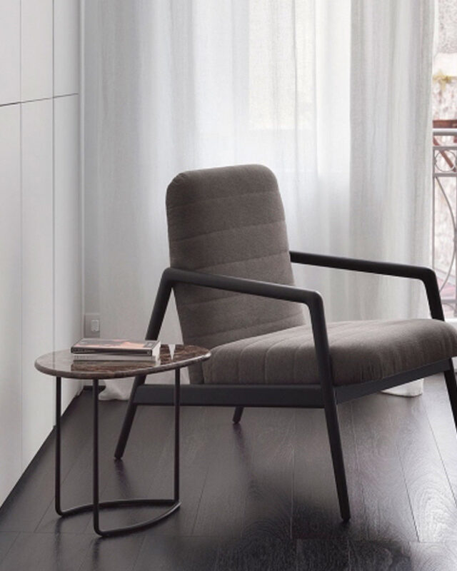 Butaca Carnaby de Casamania Horm con base de madera y diseño escandinavo contemporáneo.