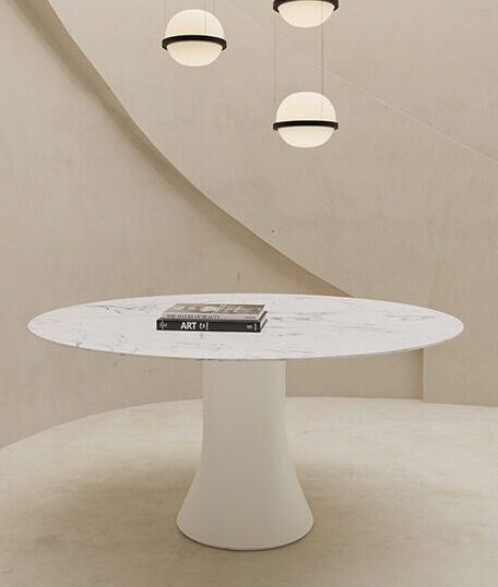 Mesa Cambio de Viccarbe con base de diseño fluido y estética contemporánea.