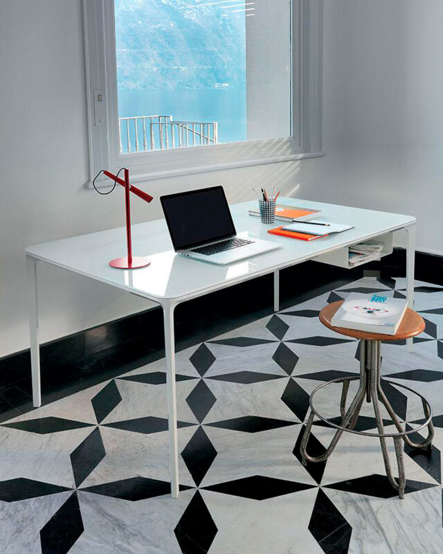 Mesa Slim Office de Sovet Italia con estructura de aluminio y sobre en vidrio o madera para oficina moderna.