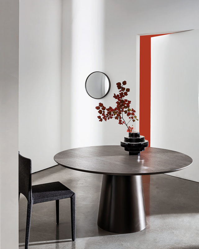 Mesa Totem Wood de Sovet Italia con base metálica y sobre de madera de nogal o roble con canto biselado.