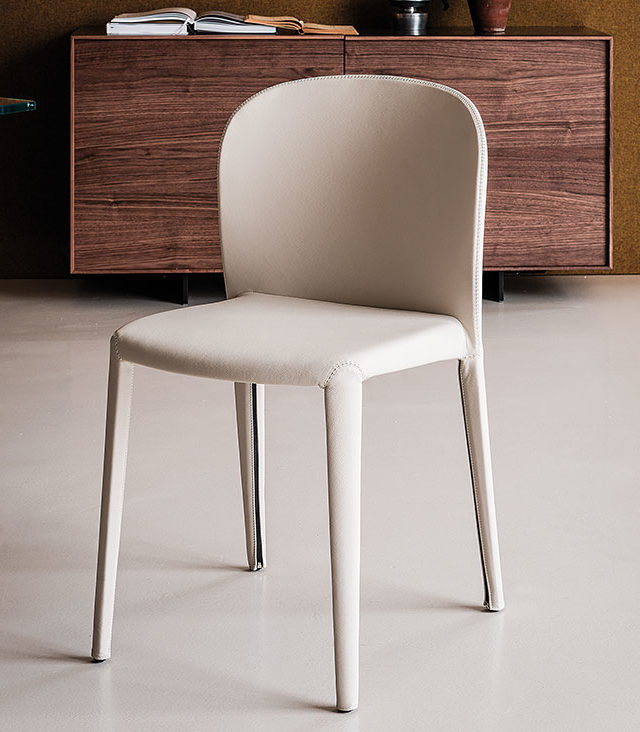 Silla Daisy de Cattelan Italia con respaldo curvo tapizado y diseño contemporáneo