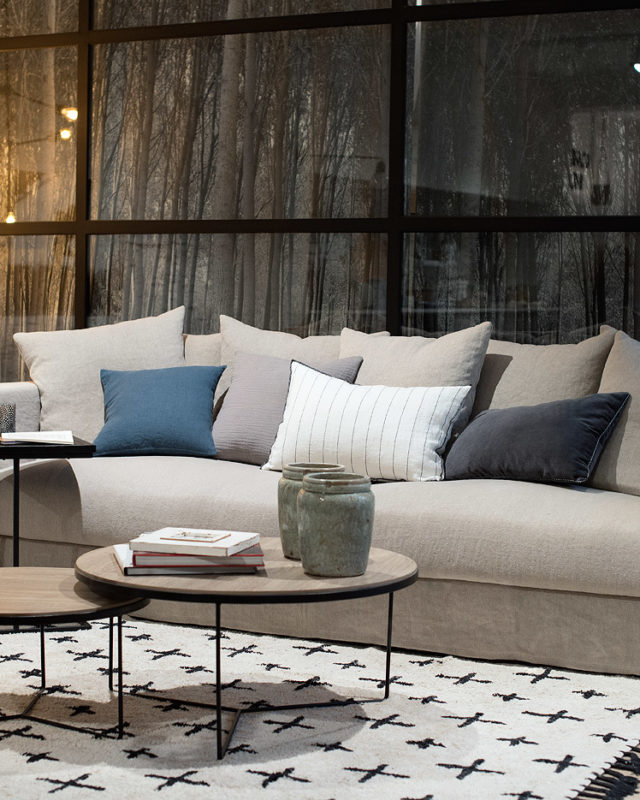 Sofá Albert de Atemporal de diseño contemporáneo con líneas suaves y confort envolvente.