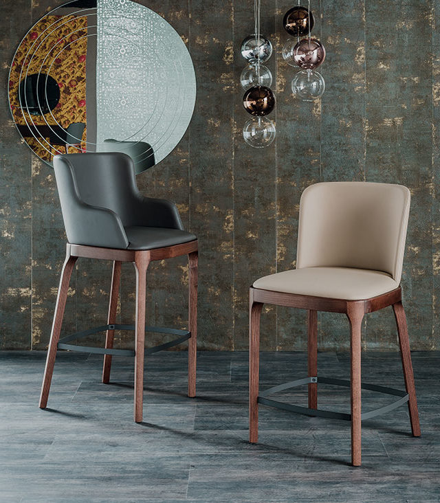 Taburete Magda de Cattelan Italia con respaldo envolvente y estructura en madera maciza.