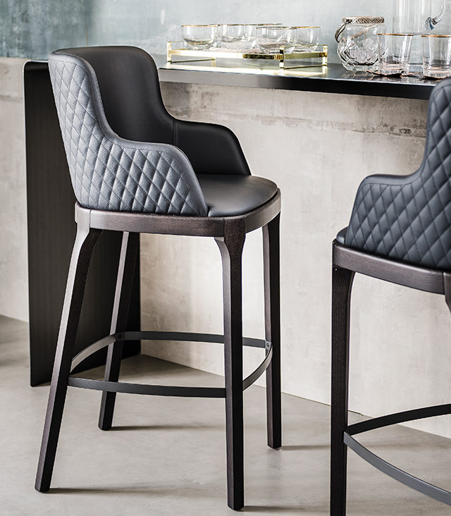 Taburete Magda Couture de Cattelan Italia con respaldo acolchado romboidal y estructura en madera maciza.