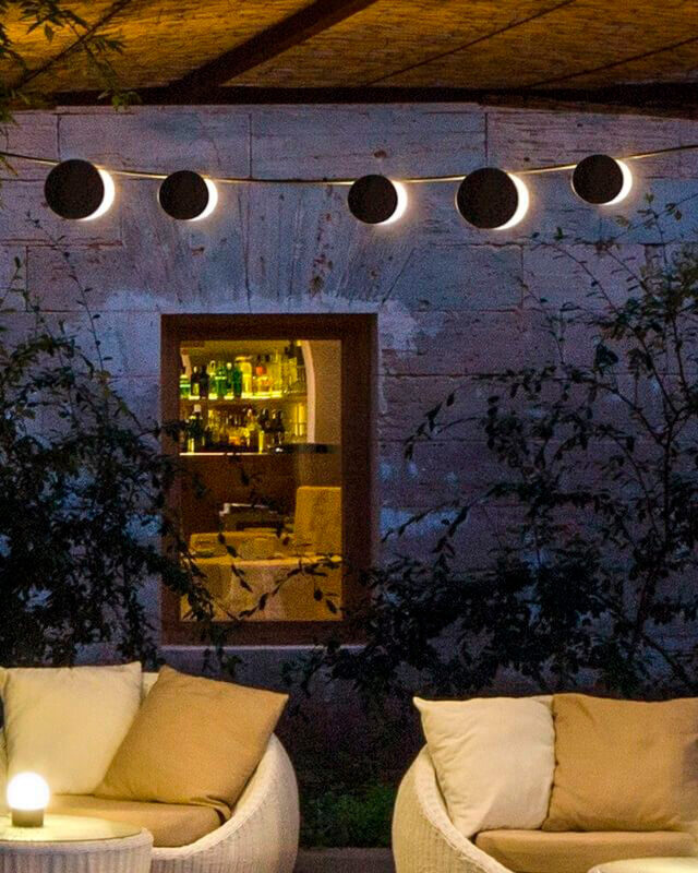 Lámpara June de Vibia con esferas luminosas para iluminación exterior contemporánea.